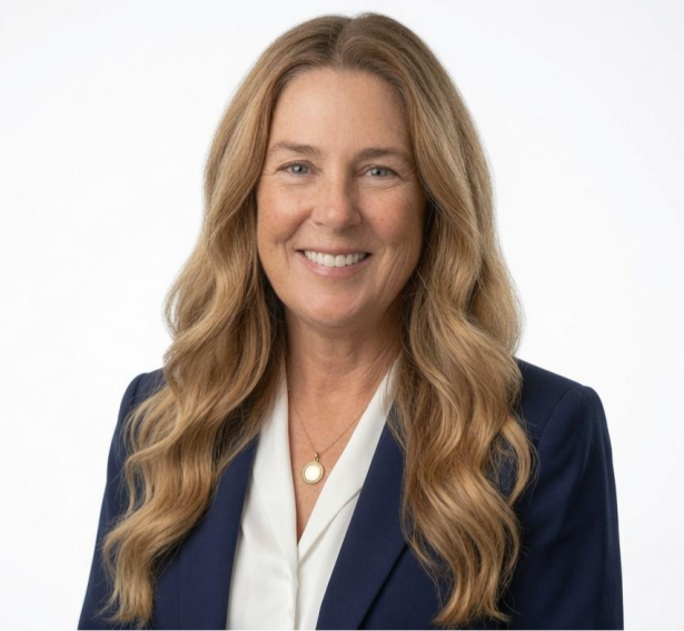 Elizabeth Power's headshot